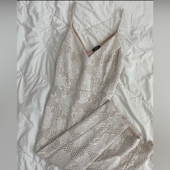 White Flower Lace Dress With Slit - Picture 3 of 4